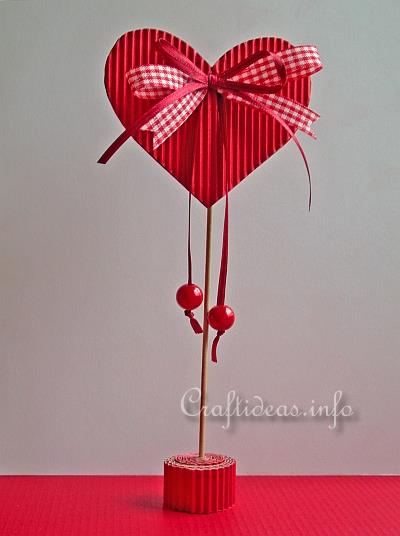 Bastelidee für Valentinstag - Papier-Herz Tischdekoration